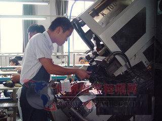 桐鄉市制鞋企業考察百麗、達芙妮生產工廠-世界服裝鞋帽網-行業門戶.全國十佳電子商業行業門戶網站